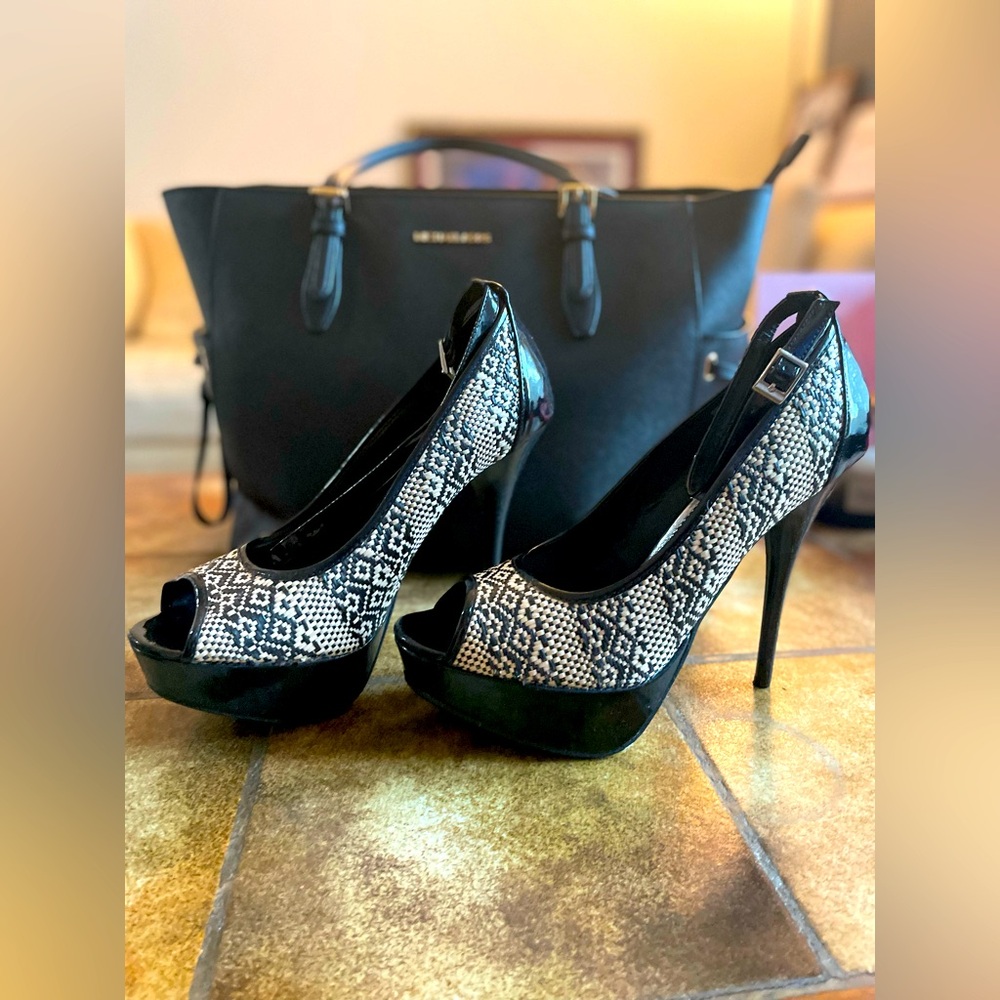 Open toe casual dress heels with patent leather bottom.